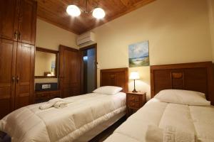 A bed or beds in a room at Driopes Villas