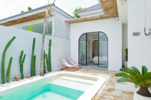 una piscina en el patio trasero de una casa en Villa PJ Ungasan, en Uluwatu
