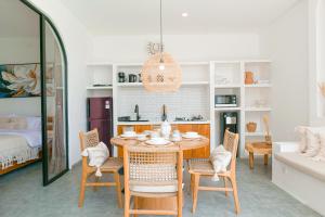 Una cocina y un comedor con mesa y sillas. en Villa PJ Ungasan, en Uluwatu