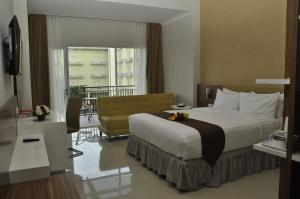 Llit o llits en una habitació de Lorin Sentul Hotel