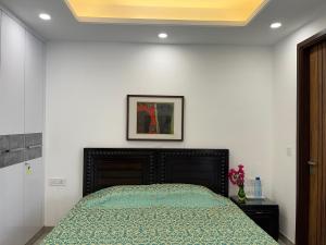 Postel nebo postele na pokoji v ubytování Fully Furnished Comfortable Rooms in Hauz Khas - Woodpecker Apartments