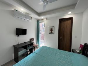 TV a/nebo společenská místnost v ubytování Fully Furnished Comfortable Rooms in Hauz Khas - Woodpecker Apartments