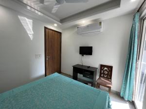TV a/nebo společenská místnost v ubytování Fully Furnished Comfortable Rooms in Hauz Khas - Woodpecker Apartments