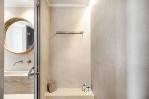 Bilik mandi di Kythnos Blue - Suite 3 Loutra Bch Balcony Sea View +16 gambar