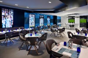 Um restaurante ou outro lugar para comer em Southern Sun Abu Dhabi