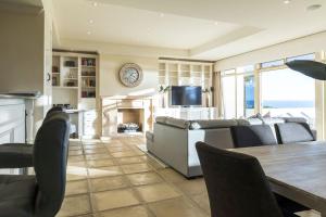 una sala de estar con un sofá y una mesa en Beach Bliss - Ocean Views - Private Beach Access, en Grange