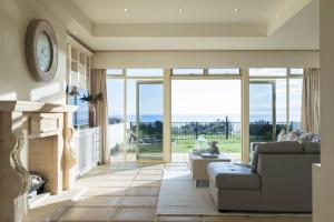 Una sala de estar con vista al mar. en Beach Bliss - Ocean Views - Private Beach Access, en Grange