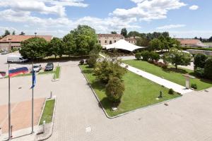 z góry widok na park z samochodami zaparkowanymi na parkingu w obiekcie UNA HOTELS Occhiobello w mieście Occhiobello