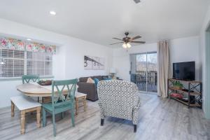 TV a/nebo společenská místnost v ubytování The Cove 5-3 By SDC, Big Deck, Pool, Hot Tub, By Lake , No Stairs + 68 fotografií