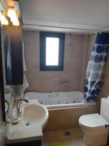 Koupelna v ubytování Παλατι Λευκοβρυση + 12 fotografií