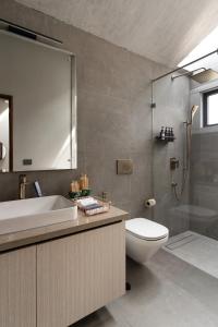 ein Badezimmer mit Waschbecken, Toilette und Dusche in der Unterkunft LohonoStays Amani Villa 11B in Coonoor + 29 Fotos