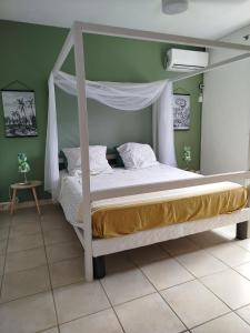 Postel nebo postele na pokoji v ubytování Les poinsettias