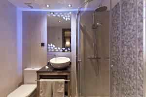 Phòng tắm tại Hotel Reina Cristina