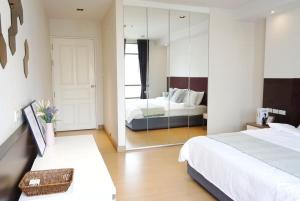 Uma cama ou camas num quarto em High Floor Great View 2BR 2BA 3 mins to Nana BTS
