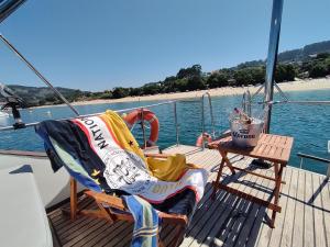 een stoel en een tafel op het dek van een boot bij Barco 12 mts centro Cangas in Cangas de Morrazo