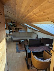 Гостиная зона в Eigene Etage im charmanten Holzhaus