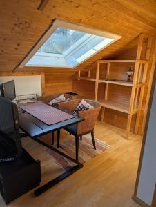 Кровать или кровати в номере Eigene Etage im charmanten Holzhaus