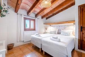Ένα ή περισσότερα κρεβάτια σε δωμάτιο στο Agroturismo Son Bauzanet +40 φωτογραφίες