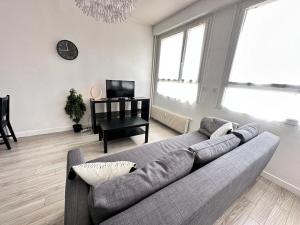 TV a/nebo společenská místnost v ubytování Un cocon paisible avec Balnéo proche centre ville