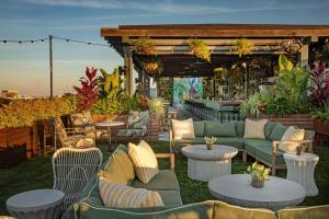 Um jardim em Perry Lane Hotel, a Luxury Collection Hotel, Savannah
