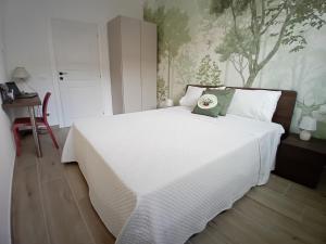 Villa Fossi Rosa Antico, Florence countryside في كالينسانو: غرفة نوم عليها سرير ابيض ومخدة