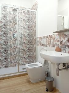 Villa Fossi Rosa Antico, Florence countryside في كالينسانو: حمام مع دش ومرحاض ومغسلة