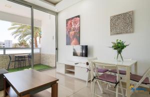 TV a/nebo společenská místnost v ubytování Lenas Modern Apartment