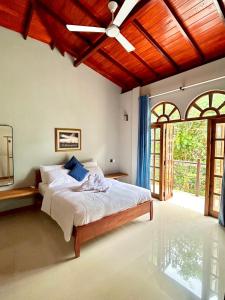 Postel nebo postele na pokoji v ubytování Edwin's Beach House Mirissa in Sri Lanka