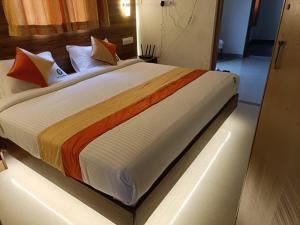 - une chambre dotée d'un grand lit avec des draps et des oreillers colorés dans l'établissement Attukad river side 4 Rooms Individual Cottage 'near attukad waterfalls' - Hall, 4bed room delux, falls view, located at tea etstae, à Devikolam