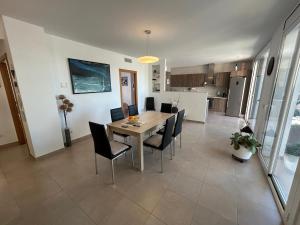a dining room and kitchen with a table and chairs at Villa Rey in Alcanar