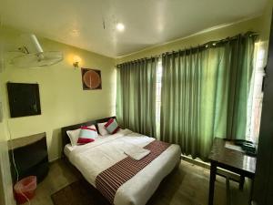 Ένα ή περισσότερα κρεβάτια σε δωμάτιο στο Hotel Arhant Inn