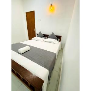 Postel nebo postele na pokoji v ubytování GB Royal Stay Anuradhapura