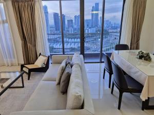Χώρος καθιστικού στο Short Walk to Custom & City Sqaure 3 BRs 8 Pax
