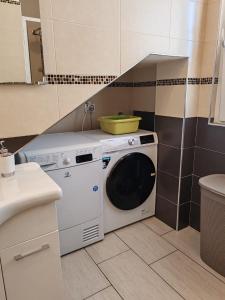 a washer and dryer in a small kitchen at Relax & Fun home in Sìnnai