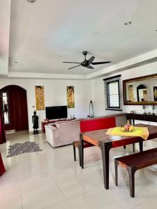 TV a/nebo společenská místnost v ubytování Stunning 2-Bedroom Pool Villa