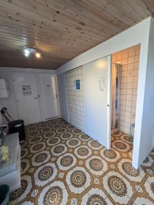 Store MerløseSkee overnatning的客房铺有瓷砖地板,设有浴室。