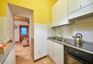 Η κουζίνα ή μικρή κουζίνα στο casa “La Contrada”