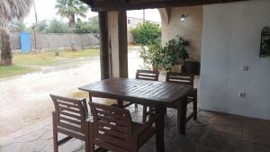 Patio alebo iná vonkajšia časť ubytovania Masia Rural Can Ribes