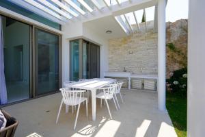 Μπαλκόνι ή βεράντα στο Resitour - Karina Heights Villas