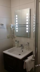 Hotel Rheinkrone في كوبلنز: حمام مع حوض ومرآة