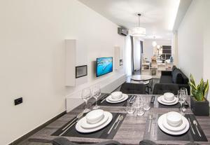 Μια τηλεόραση ή/και κέντρο ψυχαγωγίας στο Flats Avenue 236- B