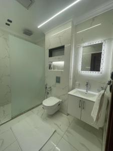 Un baño de Roone pyramids view inn