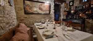 a table in a restaurant with a white table cloth at Abadia Samitier in Mediano