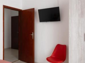TV a/nebo společenská místnost v ubytování Apartments Ane