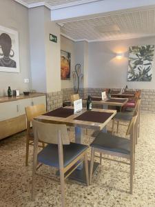 a dining room with a table and chairs at Hostal Moreno in Silla