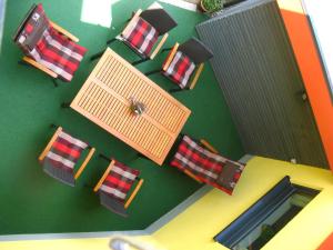 an overhead view of a room with tables and chairs at Moderne, Niveauvoll Eingerichtete Ferienwohnung in Eibenstock