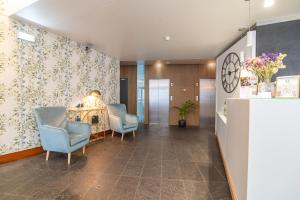 ポンタ・デルガダにあるThe Azoriani Boutique, Ascend Hotel Collectionの椅子2脚とテーブル1台のある待合室