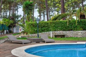 una piscina con due sedie e un palo della luce di Elegant Villa in Corroios with Private Pool a Corroios Altre 21 foto