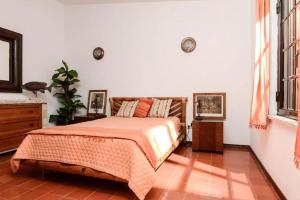 una camera da letto con un letto e una grande finestra di Elegant Villa in Corroios with Private Pool a Corroios