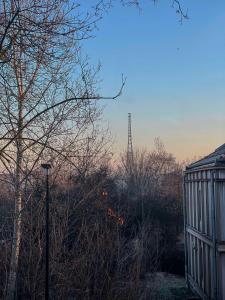 uma vista para uma torre de telemóvel ao longe em Gierymskiego Loft em Gliwice